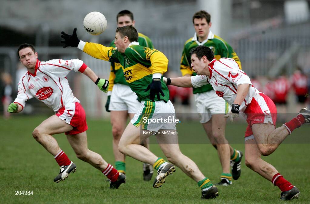 26 March 2006; Tomas O Se, Kerry, gets away from Tyrone's Sean Cavanagh and Martin Penrose, left. Allianz National Football League, Division 1A, Round 6, Tyrone v Kerry, Healy Park, Omagh, Co. Tyrone. Picture credit: Oliver McVeigh / SPORTSFILE