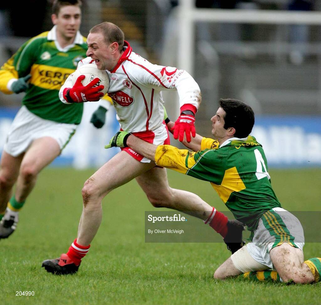 26 March 2006; Gerald Cavlan, Tyrone, is tackled by Tom O Sullivan, Kerry. Allianz National Football League, Division 1A, Round 6, Tyrone v Kerry, Healy Park, Omagh, Co. Tyrone. Picture credit: Oliver McVeigh / SPORTSFILE