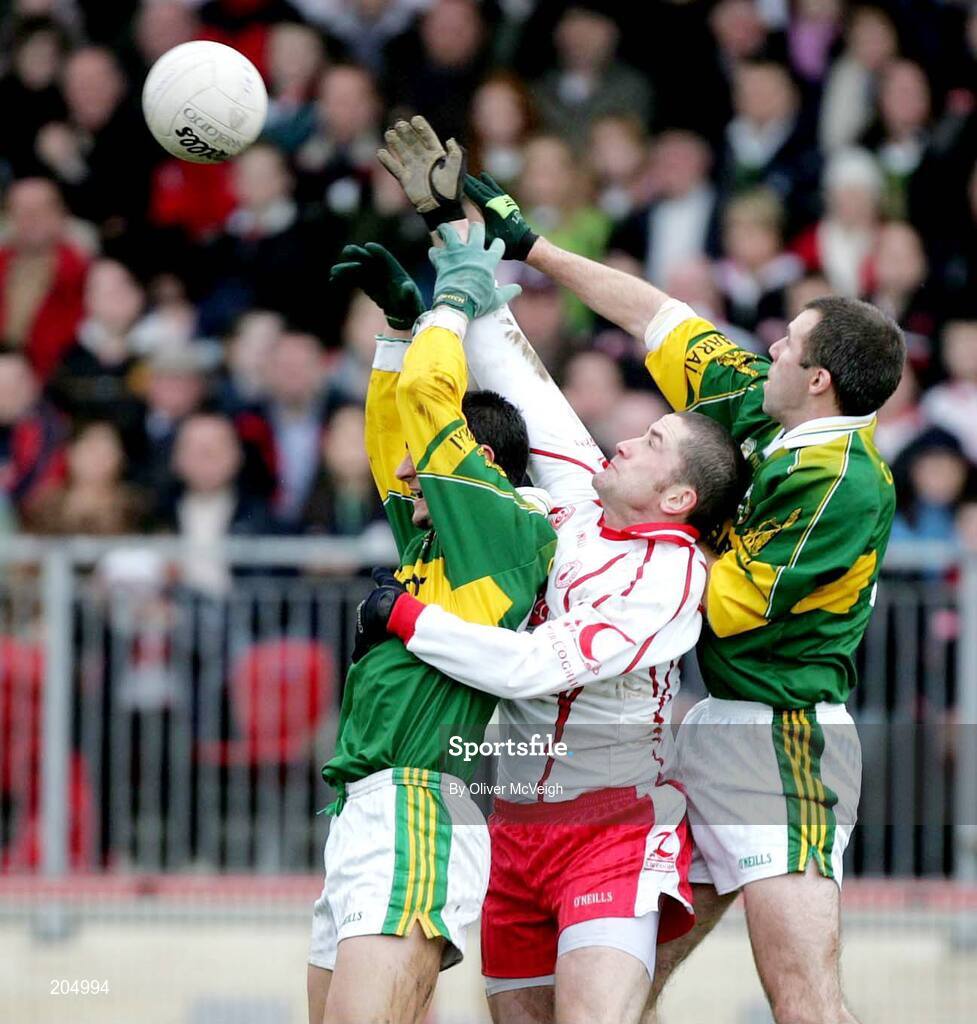 26 March 2006; Tom O Sullivan, left, and Michael McCarthy, Kerry, in action against Stephen O Neill, Tyrone. Allianz National Football League, Division 1A, Round 6, Tyrone v Kerry, Healy Park, Omagh, Co. Tyrone. Picture credit: Oliver McVeigh / SPORTSFILE