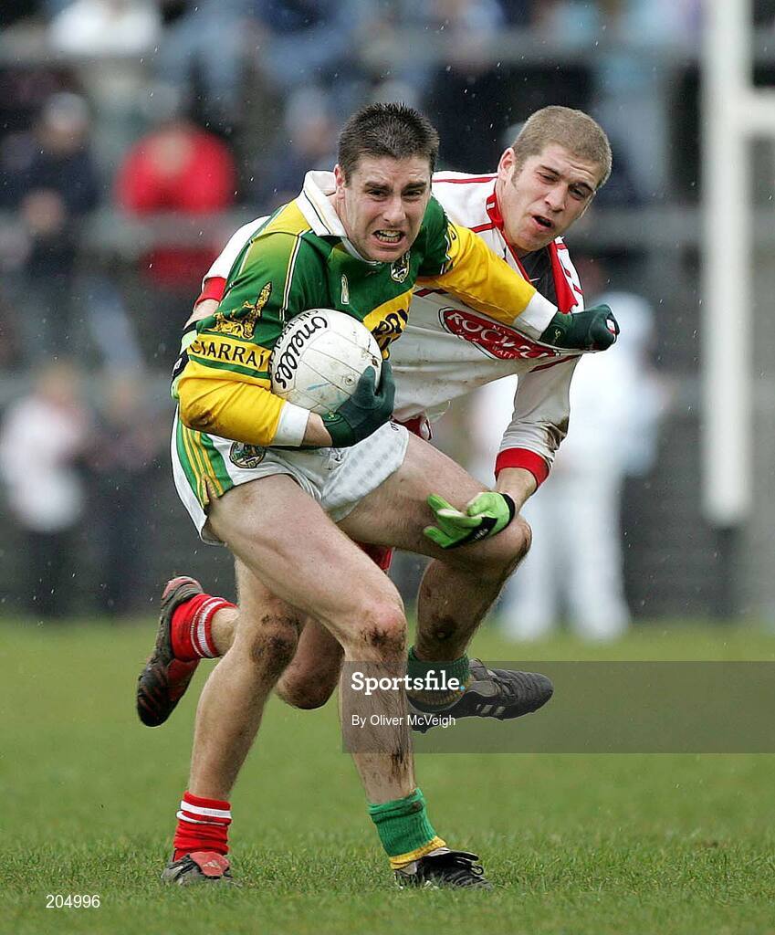26 March 2006; Darragh O Se, Kerry, is tackled by Kevin Hughes, Tyrone. Allianz National Football League, Division 1A, Round 6, Tyrone v Kerry, Healy Park, Omagh, Co. Tyrone. Picture credit: Oliver McVeigh / SPORTSFILE