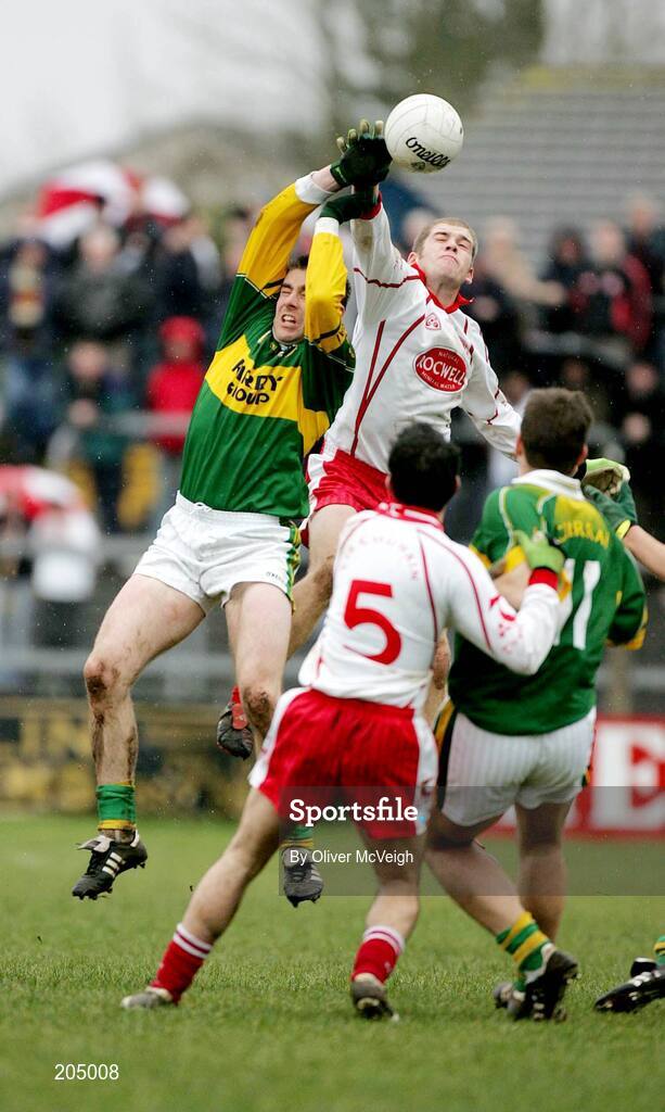 26 March 2006; Darragh O Se, Kerry, in action against Kevin Hughes, Tyrone. Allianz National Football League, Division 1A, Round 6, Tyrone v Kerry, Healy Park, Omagh, Co. Tyrone. Picture credit: Oliver McVeigh / SPORTSFILE