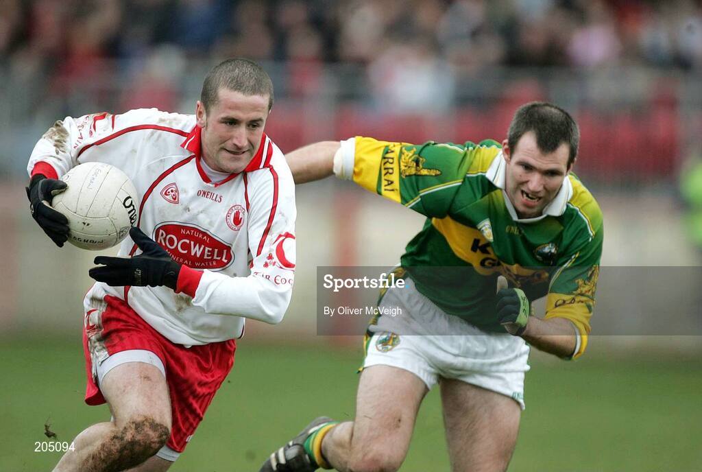 26 March 2006; Stephen O'Neill, Tyrone, gets away from Michael McCarthyn, Kerry. Allianz National Football League, Division 1A, Round 6, Tyrone v Kerry, Healy Park, Omagh, Co. Tyrone. Picture credit: Oliver McVeigh / SPORTSFILE
