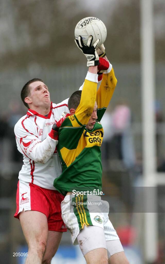 26 March 2006; Kieran Donaghy, Kerry, contests a high ball with Colin Holmes, Tyrone. Allianz National Football League, Division 1A, Round 6, Tyrone v Kerry, Healy Park, Omagh, Co. Tyrone. Picture credit: Oliver McVeigh / SPORTSFILE