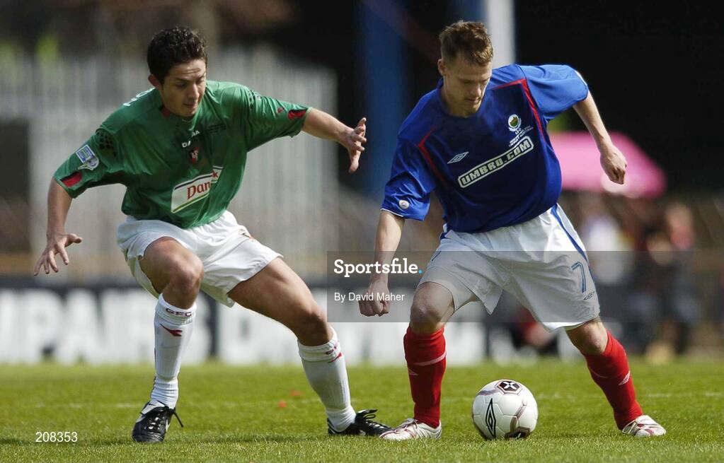 6 May 2006; Peter Thompson, Linfield, in action against Philip Simpson, Glentoran. Nationwide Irish Cup final, Glentoran v Linfield, Windsor Park, Belfast. Picture credit: David Maher / SPORTSFILE
