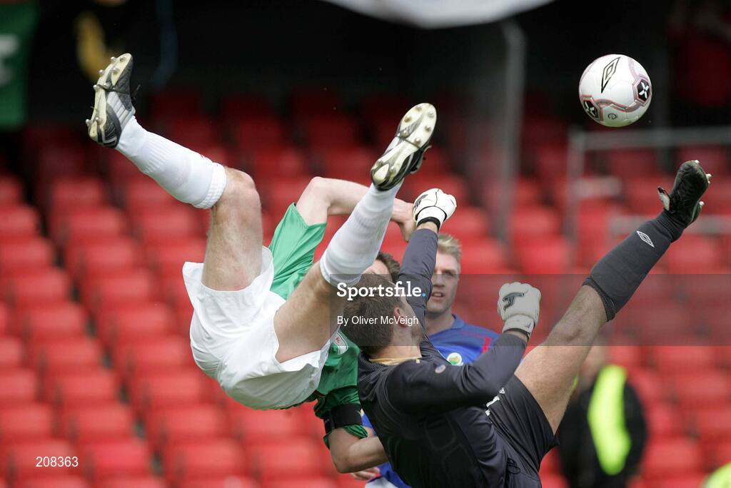 6 May 2006; Colin Nixon, Glentoran, in action against Alan McManus, Linfield. Nationwide Irish Cup final, Glentoran v Linfield, Windsor Park, Belfast. Picture credit: Oliver McVeigh / SPORTSFILE *** Local Caption *** Saturday 6th May 2006    Glentorans Colin Nixon against Linfield keeper Alan Mc Manus ; Glentoran V Linfield Nationwide Irish cup final ,Windsorl Park , Belfast.    Picture Credit-Oliver Mc Veigh