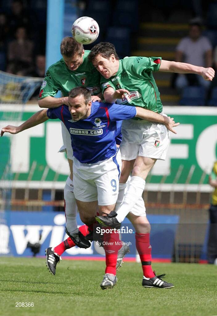 6 May 2006; Colin Nixon and Mark Glendenning, Glentoran, in action against Glen Ferguson, Linfield. Nationwide Irish Cup final, Glentoran v Linfield, Windsor Park, Belfast. Picture credit: Oliver McVeigh / SPORTSFILE *** Local Caption *** Glentorans  against Linfield keeper