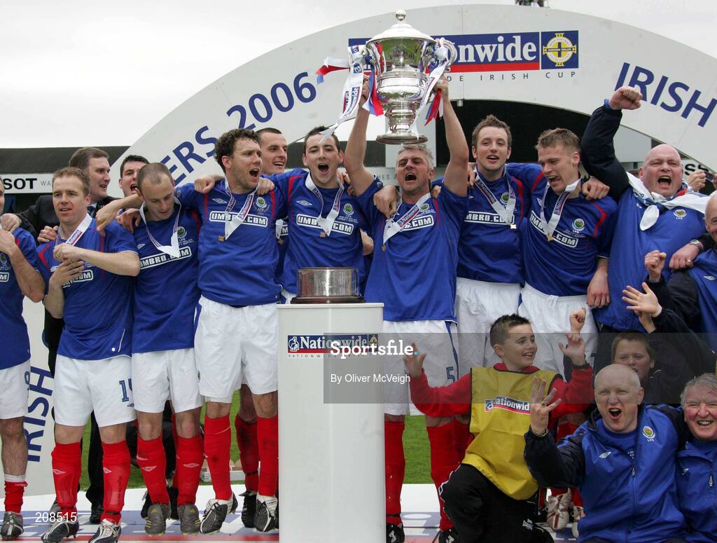 6 May 2006; The Linfield team celebrate with the cup. Nationwide Irish Cup final, Glentoran v Linfield, Windsor Park, Belfast. Picture credit: Oliver McVeigh / SPORTSFILE