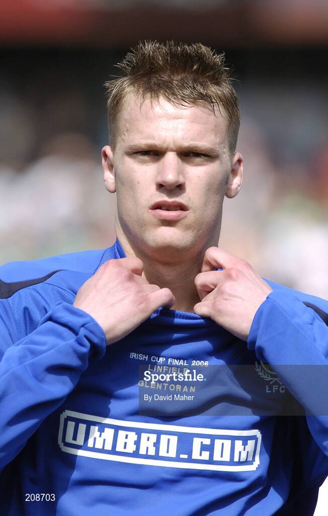 6 May 2006; Peter Thompson, Linfield. Nationwide Irish Cup final, Glentoran v Linfield, Windsor Park, Belfast. Picture credit: David Maher / SPORTSFILE