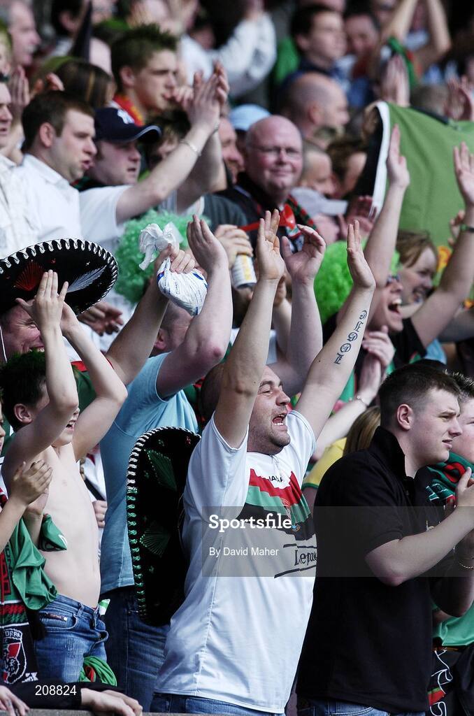 6 May 2006; Glentoran supporters. Nationwide Irish Cup final, Glentoran v Linfield, Windsor Park, Belfast. Picture credit: David Maher / SPORTSFILE