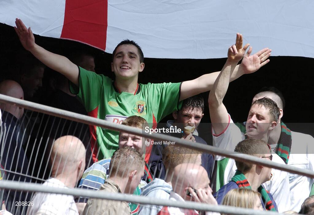 6 May 2006; Glentoran supporters. Nationwide Irish Cup final, Glentoran v Linfield, Windsor Park, Belfast. Picture credit: David Maher / SPORTSFILE