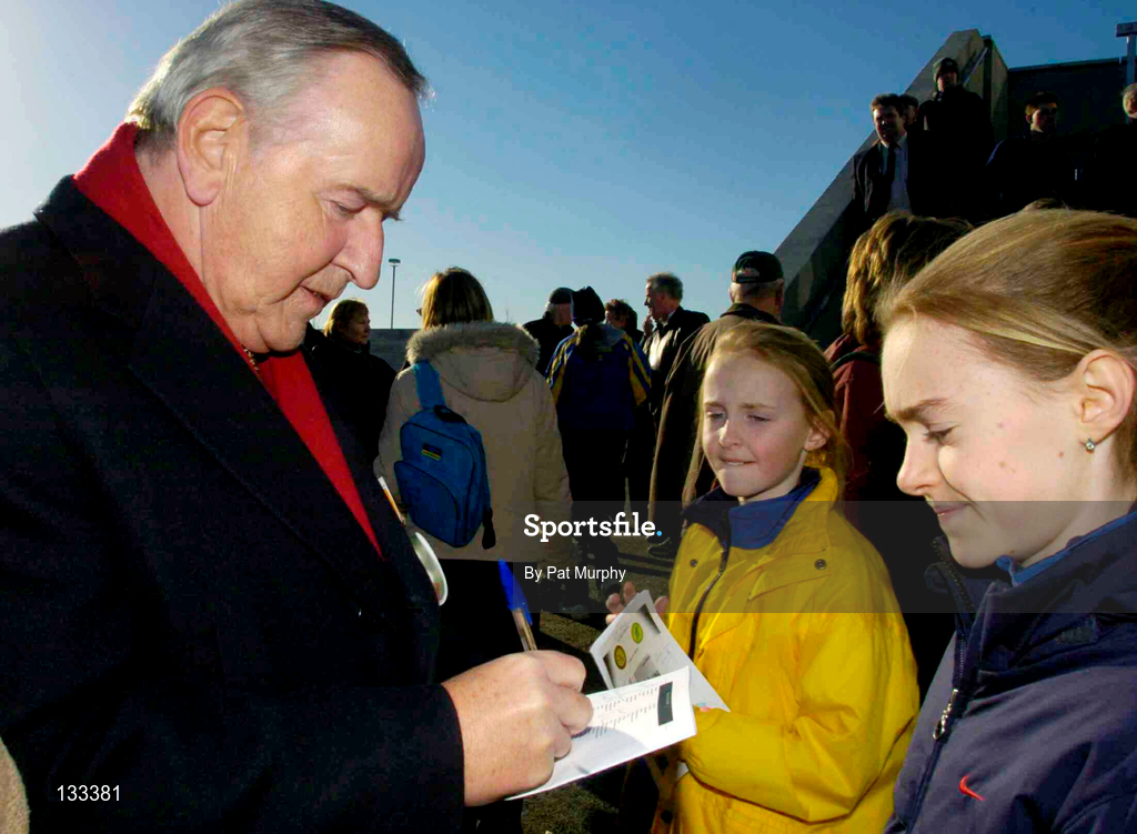 29 February 2004; Former Taoiseach Albert Reynolds signs autographs for young children during the Rás na h Éireann at Dundalk racecourse in Dundalk, Louth. Photo by Pat Murphy/Sportsfile