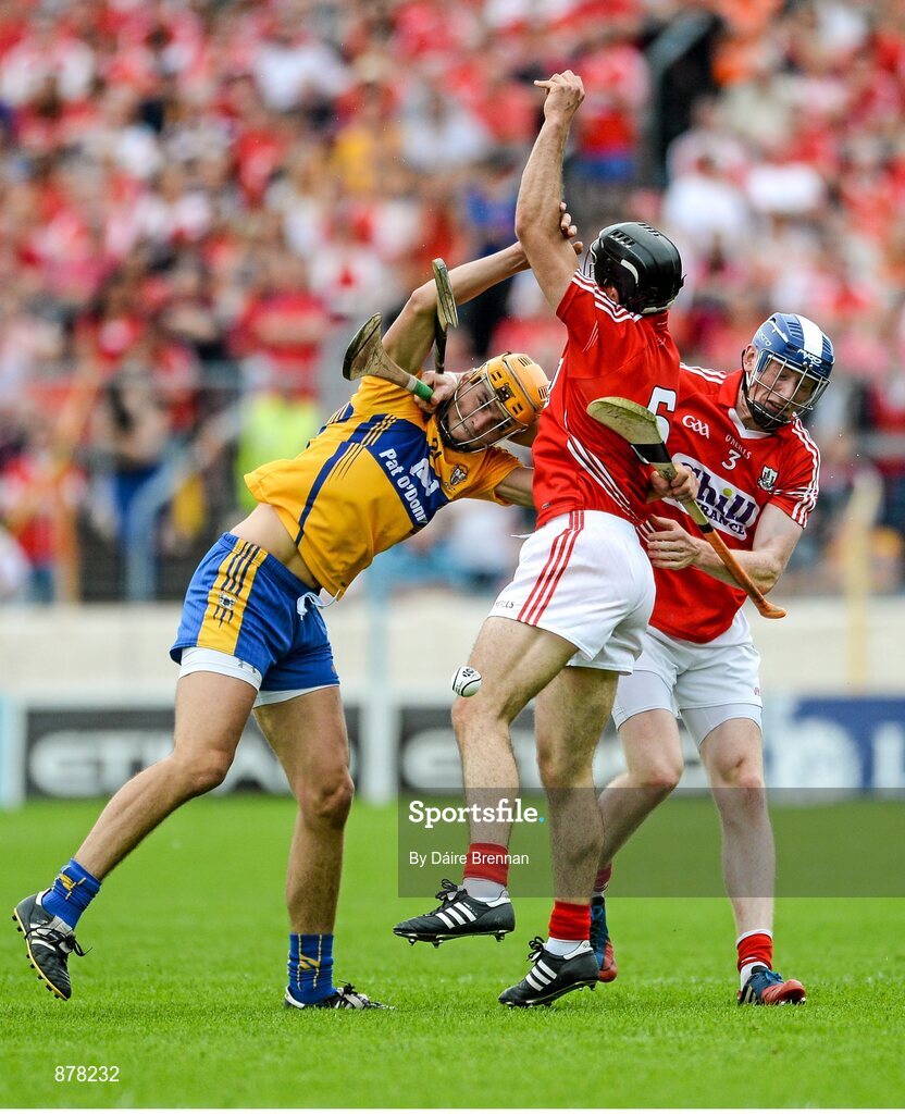 15 June 2014; Christopher Joyce, left, and Damien Cahalane, Cork, in action against Peter Duggan, Clare. Munster GAA Hurling Senior Championship, Semi-Final, Clare v Cork, Semple Stadium, Thurles, Co. Tipperary. Picture credit: Dáire Brennan / SPORTSFILE