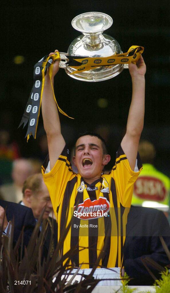 2 July 2006; Kilkenny captain Colin McGrath lifts the cup. ESB Leinster Minor Hurling Championship Final, Carlow v Kilkenny, Croke Park, Dublin. Picture credit: Aoife Rice / SPORTSFILE