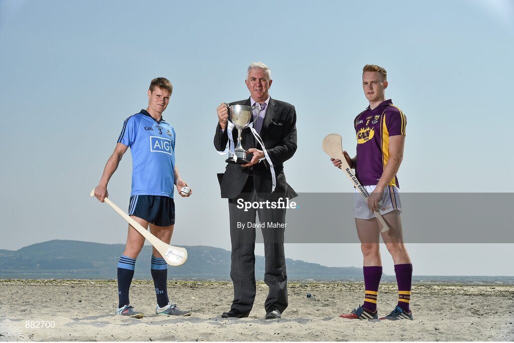 1 July 2014: Ger Cunningham, Bord Gais Energy Sports Ambassador, with Dublin’s Cian O’Callaghan and Wexford’s Jack Guiney at Dollymount Strand in Dublin today ahead of the Bord Gáis Energy GAA Hurling U-21 Leinster Championship Final at Parnell Park on Wednesday, July 9th at 7.30pm where Dublin will play Wexford. The match will be shown live on TG4 with fans able to vote for their man of the match using the #LaochBGE hashtag on Twitter. Picture credit: David Maher / SPORTSFILE