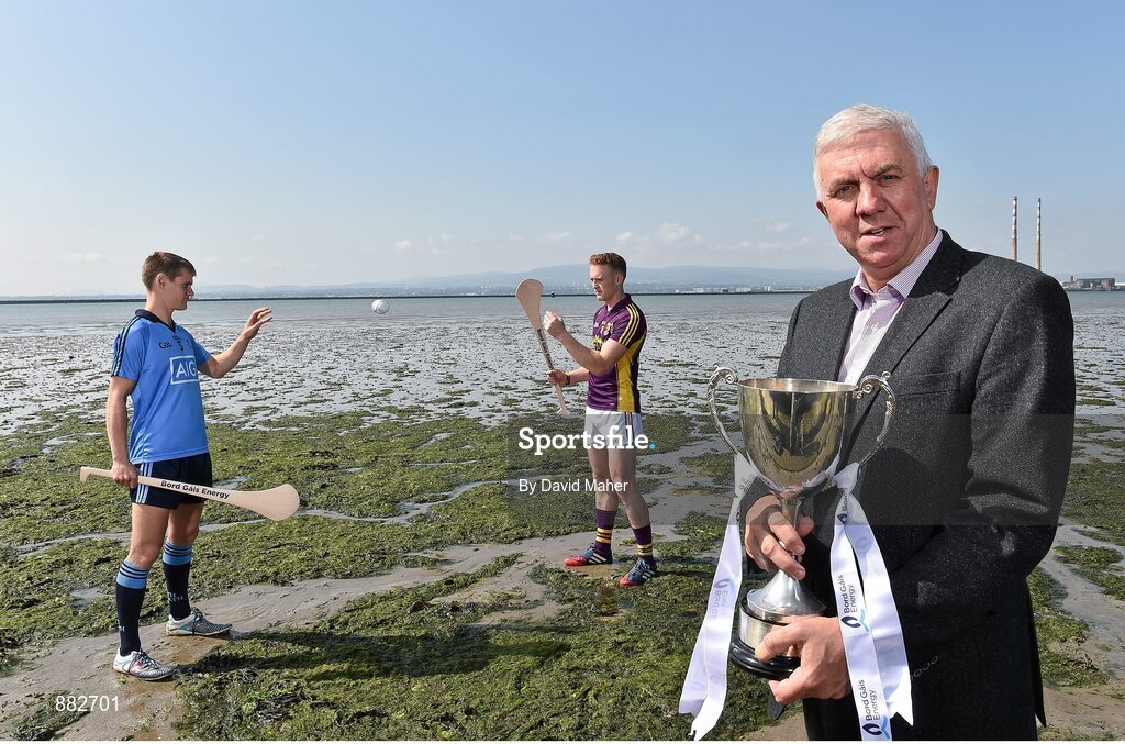 1 July 2014: Ger Cunningham, Bord Gais Energy Sports Ambassador, with Dublin’s Cian O’Callaghan and Wexford’s Jack Guiney at Dollymount Strand in Dublin today ahead of the Bord Gáis Energy GAA Hurling U-21 Leinster Championship Final at Parnell Park on Wednesday, July 9th at 7.30pm where Dublin will play Wexford. The match will be shown live on TG4 with fans able to vote for their man of the match using the #LaochBGE hashtag on Twitter. Picture credit: David Maher / SPORTSFILE