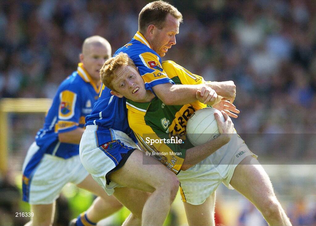 29 July 2006; Colm Cooper, Kerry, in action against Cathal Conefrey, Longford. Bank of Ireland All-Ireland Senior Football Championship Qualifier, Round 4, Kerry v Longford, Fitzgerald Stadium, Killarney, Co. Kerry. Picture credit; Brendan Moran / SPORTSFILE