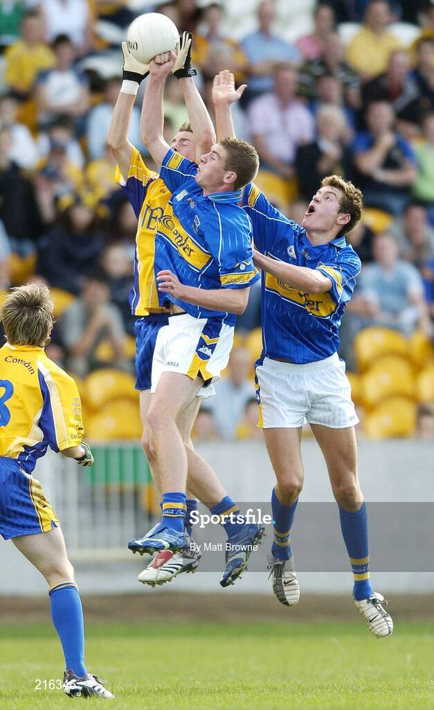 29 July 2006; Kevin Higgins, Roscommon, takes the ball from Paddy Murphy and Philip Donnellan, right, Tipperary. ESB All-Ireland Minor Football Championship Quarter-Final, Roscommon v Tipperary, O'Connor Park, Tullamore, Co. Offaly. Picture credit; Matt Browne / SPORTSFILE