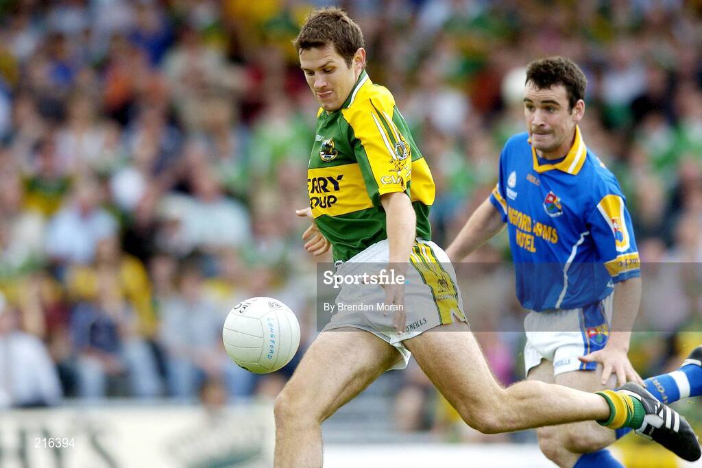 29 July 2006; Eoin Brosnan, Kerry, shoots to score his side's first goal as Longford's Diarmuid Masterson closes in. Bank of Ireland All-Ireland Senior Football Championship Qualifier, Round 4, Kerry v Longford, Fitzgerald Stadium, Killarney, Co. Kerry. Picture credit; Brendan Moran / SPORTSFILE