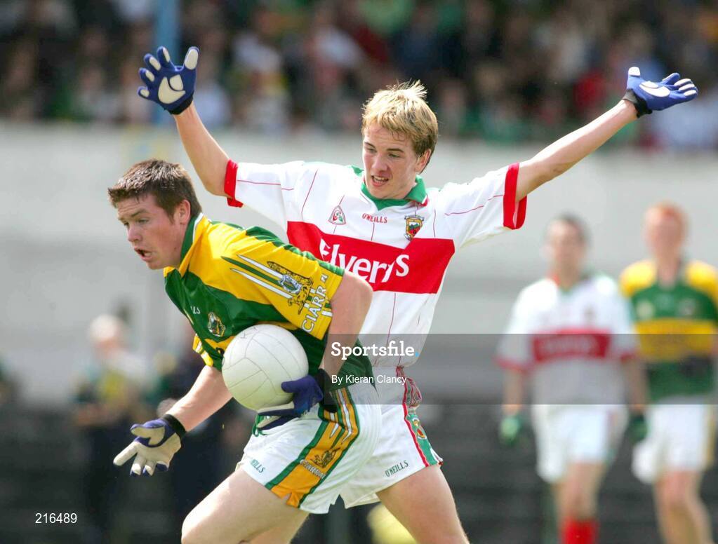 30 July 2006; Garry O'Driscoll, Kerry, in action against Donal Gallagher, Mayo. ESB All-Ireland Minor Football Championship Quarter-Final, Kerry v Mayo, Cusack Park, Ennis, Co. Clare. Picture credit; Kieran Clancy / SPORTSFILE