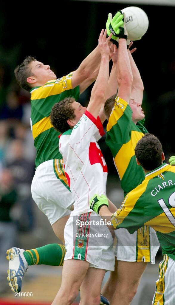 30 July 2006; Garry O'Driscoll, right, and David Moran, Kerry, in action against Tom Parsons, Mayo. ESB All-Ireland Minor Football Championship Quarter-Final, Kerry v Mayo, Cusack Park, Ennis, Co. Clare. Picture credit; Kieran Clancy / SPORTSFILE