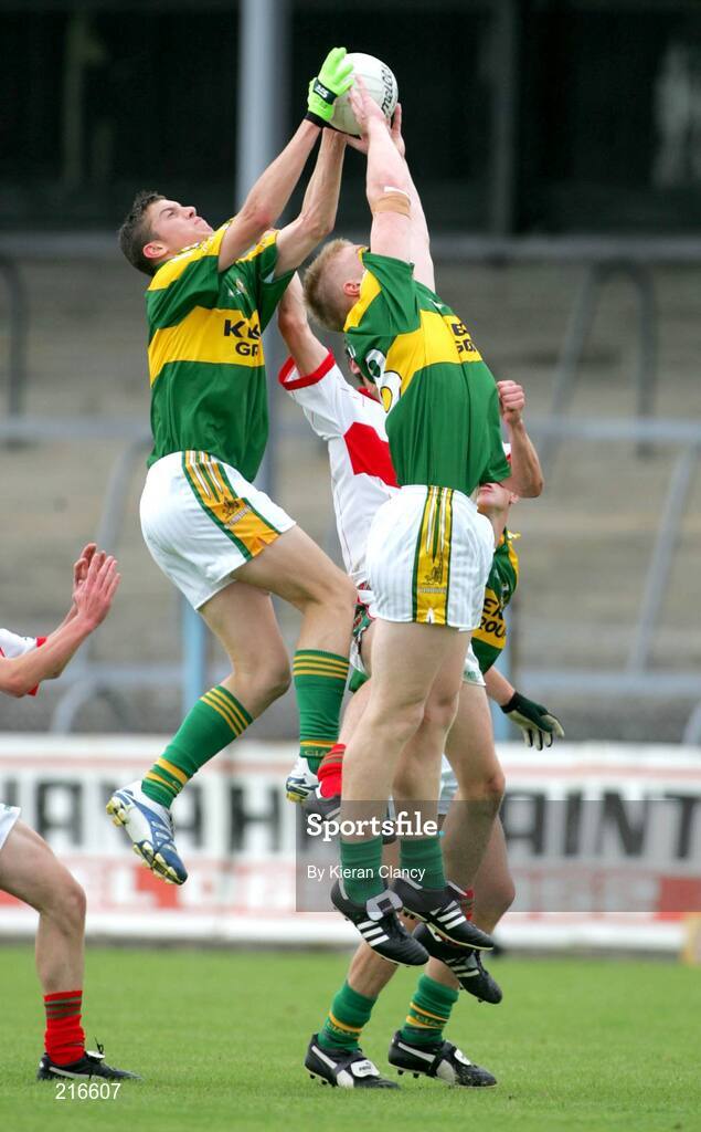 30 July 2006; David Moran, left, and Tommy Walsh, Kerry, in action against Tom Parsons, Mayo. ESB All-Ireland Minor Football Championship Quarter-Final, Kerry v Mayo, Cusack Park, Ennis, Co. Clare. Picture credit; Kieran Clancy / SPORTSFILE