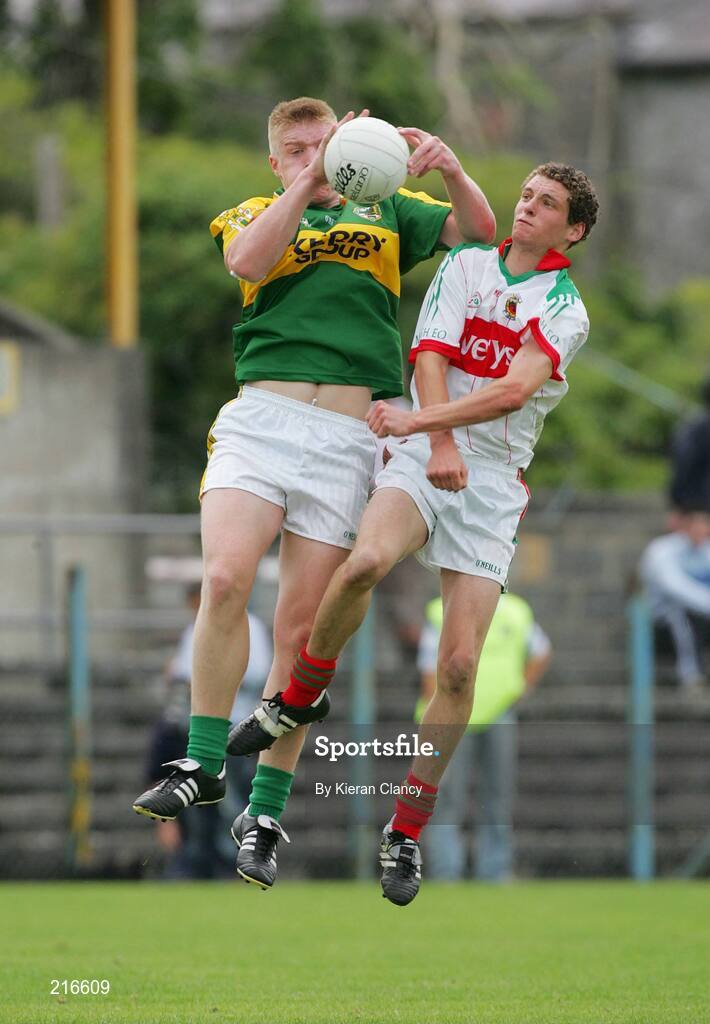30 July 2006; Tommy Walsh, Kerry, in action against Tom Parsons, Mayo. ESB All-Ireland Minor Football Championship Quarter-Final, Kerry v Mayo, Cusack Park, Ennis, Co. Clare. Picture credit; Kieran Clancy / SPORTSFILE