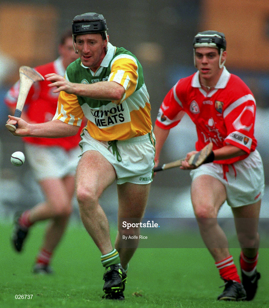 8 August 1999; Brian Whelahan of Offaly in action against Neil Ronan of Cork during the Guinness All-Ireland Hurling Senior Championship Semi-Final match between Cork and Offaly at Croke Park in Dublin. Photo by Aoife Rice/Sportsfile