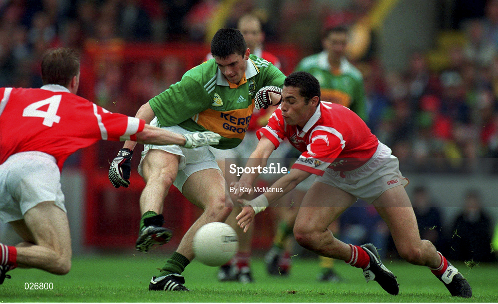 18 July 1999; Aodan MacGearailt of Kerry shoots to score his side's first goal despite the attention of Anthony Lynch, 4, and Sean Og O'hAilpin of Cork during the Bank of Ireland Munster GAA Football Championship Final match between Cork and Kerry at Páirc Uí Chaoimh in Cork. Photo by Ray McManus/Sportsfile