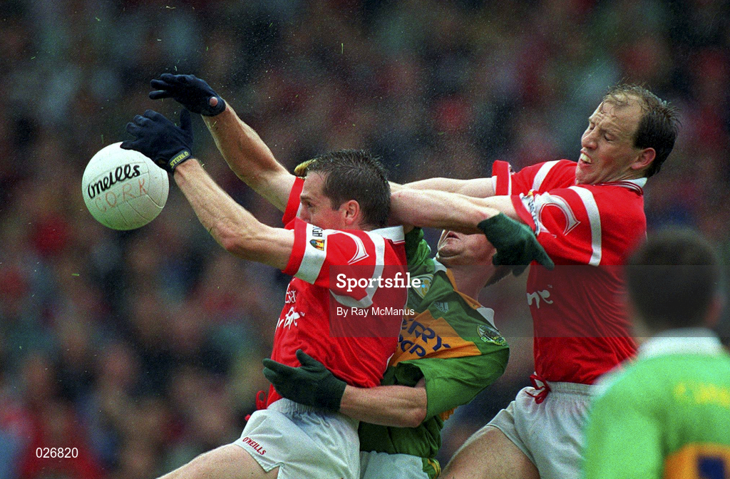 18 July 1999; Ciaran O'Sullivan, left, and Ronan McCarthy of Cork in action against Liam Hassett of Kerry during the Bank of Ireland Munster GAA Football Championship Final match between Cork and Kerry at Páirc Uí Chaoimh in Cork. Photo by Ray McManus/Sportsfile