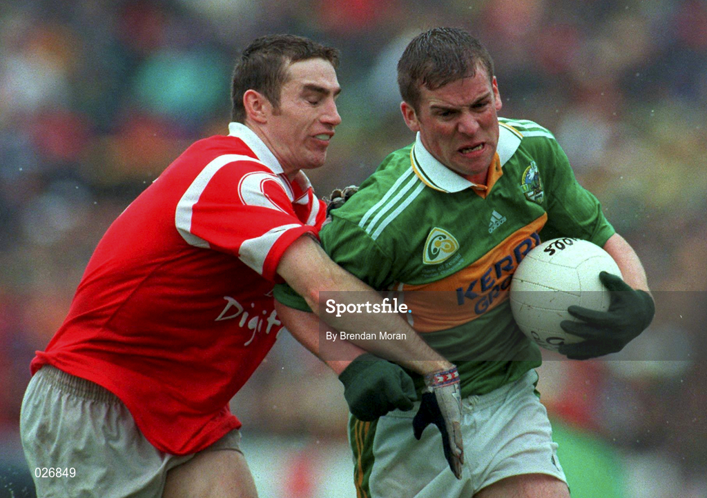 18 July 1999; Dara O'Cinneide of Kerry in action against Eoin Sexton of Cork during the Bank of Ireland Munster GAA Football Championship Final match between Cork and Kerry at Páirc Uí Chaoimh in Cork. Photo by Brendan Moran/Sportsfile