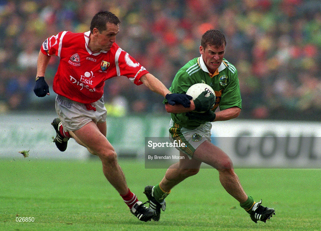 18 July 1999; Dara O'Cinneide of Kerry in action against Ciaran O'Sullivan of Cork during the Bank of Ireland Munster GAA Football Championship Final match between Cork and Kerry at Páirc Uí Chaoimh in Cork. Photo by Brendan Moran/Sportsfile