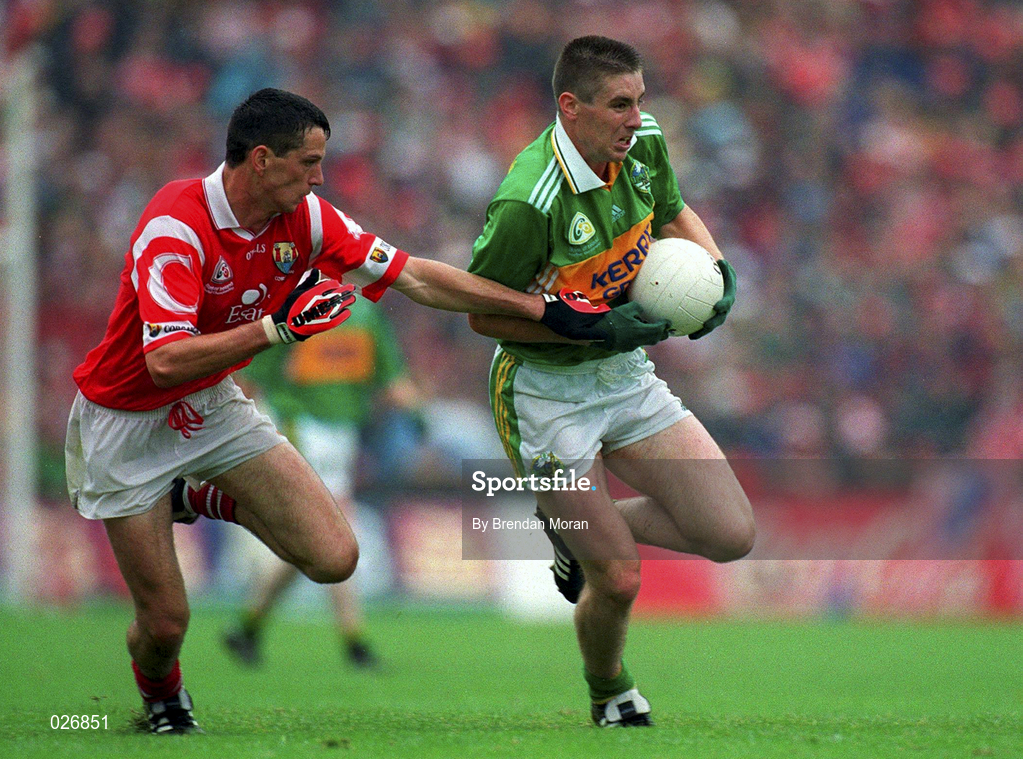 18 July 1999; Darragh O'Sé of Kerry in action against Michael O'Sullivan of Cork during the Bank of Ireland Munster GAA Football Championship Final match between Cork and Kerry at Páirc Uí Chaoimh in Cork. Photo by Brendan Moran/Sportsfile
