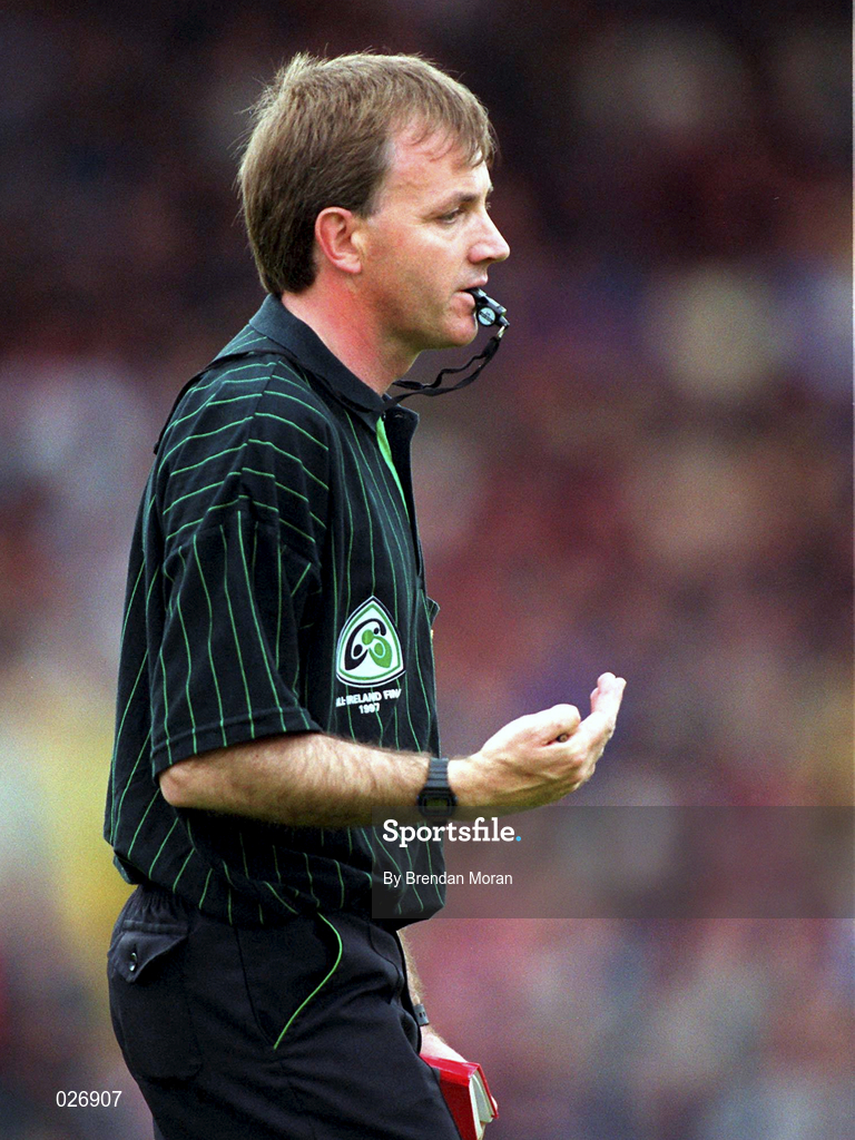 12 June 1999; Referee Dickie Murphy during the Munster Senior Hurling Championship Semi final Replay match between Clare v Tipperary at Páirc Uí Chaoimh in Cork. Photo by Brendan Moran/Sportsfile
