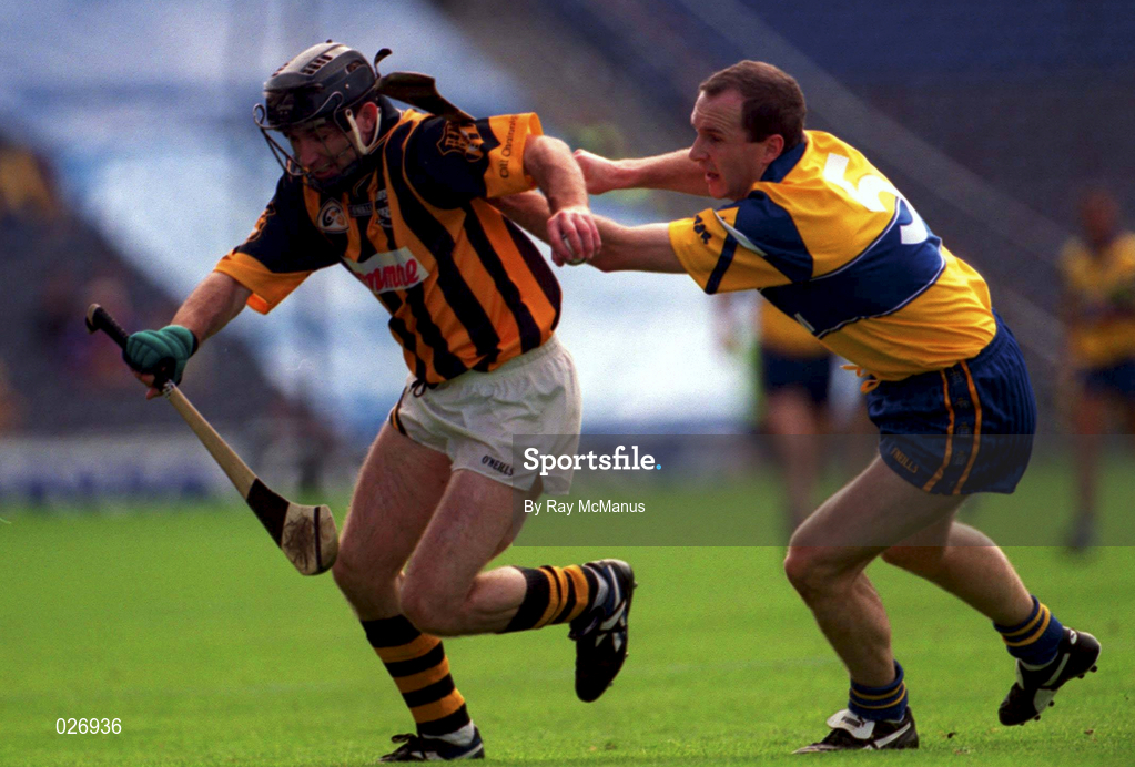 15 August 1999; DJ Carey of Kilkenny in action against Liam Doyle of Clare during the Guinness All-Ireland Senior Hurling Championship Semi-Final match between Kilkenny and Clare at Croke Park in Dublin. Photo by Ray McManus/Sportsfile
