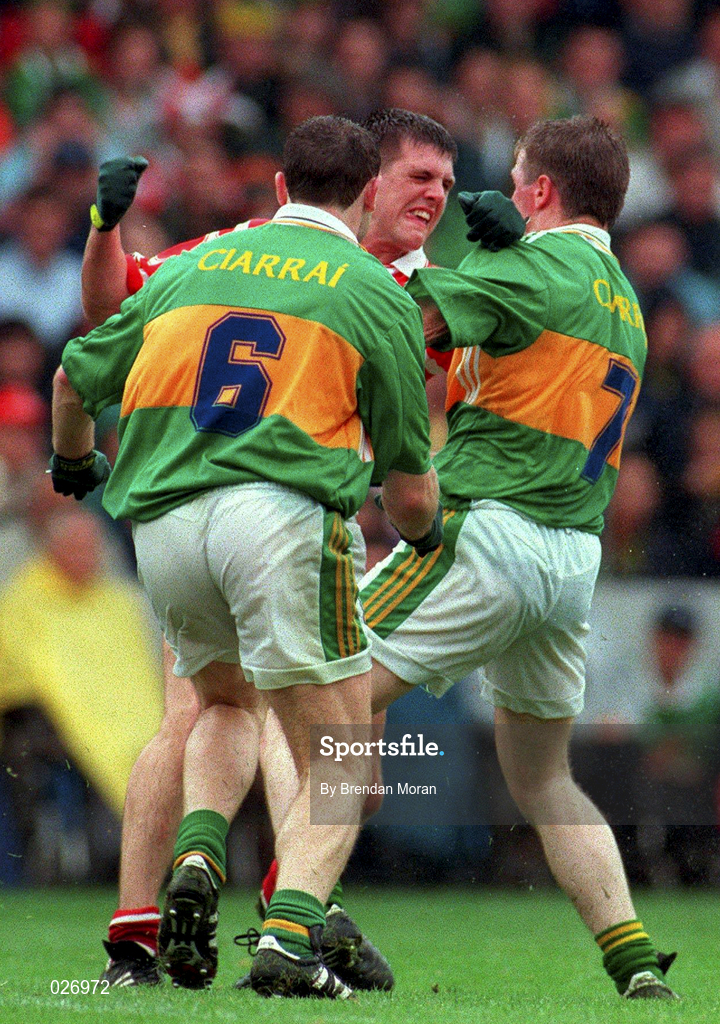 18 July 1999; Brendan Jer O'Sullivan of Cork in a tussle with Eamon Breen and Seamus Moynihan, 6, of Kerry during the Bank of Ireland Munster GAA Football Championship Final match between Cork and Kerry at Páirc Uí Chaoimh in Cork. Photo by Brendan Moran/Sportsfile