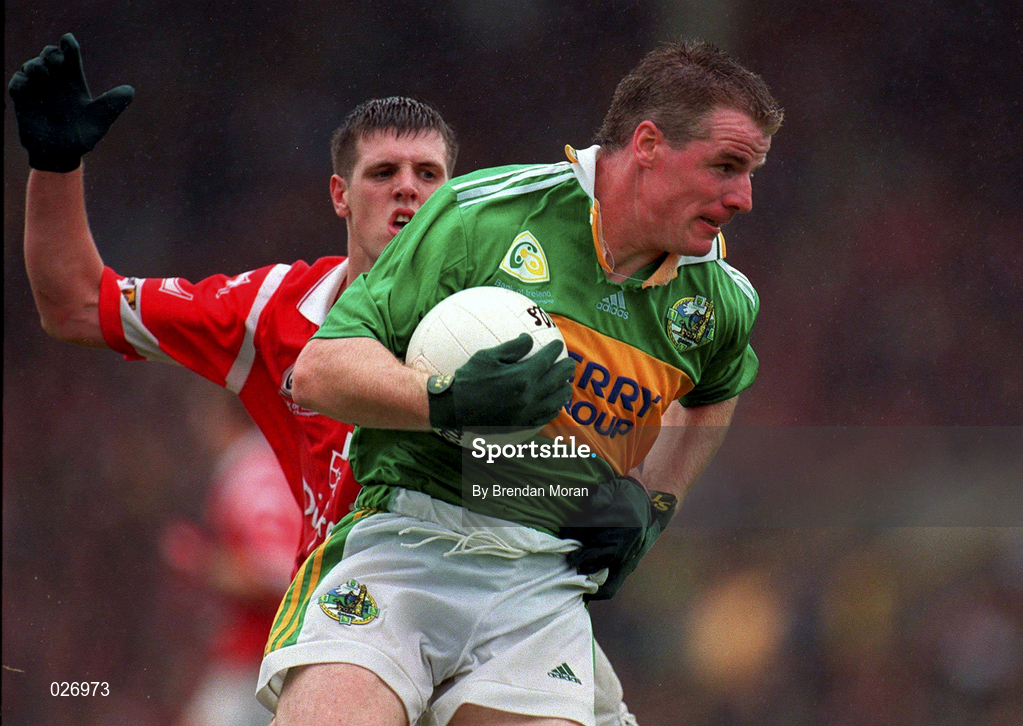 18 July 1999; Eamon Breen of Kerry in action against Brendan Jer O'Sullivan of Cork during the Bank of Ireland Munster GAA Football Championship Final match between Cork and Kerry at Páirc Uí Chaoimh in Cork. Photo by Brendan Moran/Sportsfile