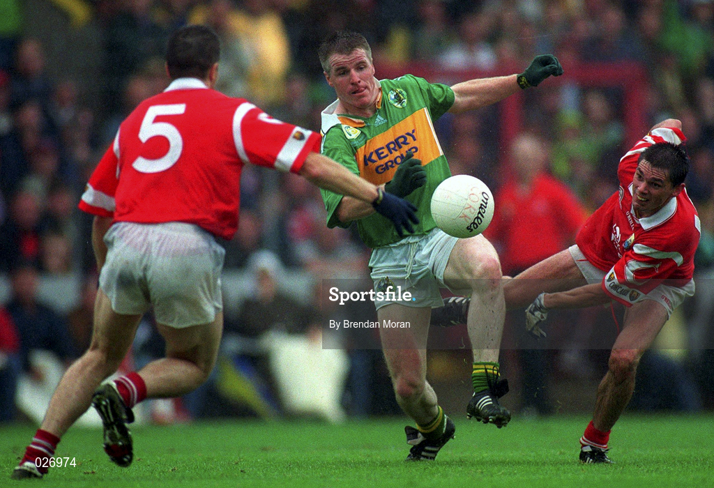 18 July 1999; Eamon Breen of Kerry in action against Ciaran O'Sullivan, left, and Don Davis of Cork during the Bank of Ireland Munster GAA Football Championship Final match between Cork and Kerry at Páirc Uí Chaoimh in Cork. Photo by Brendan Moran/Sportsfile