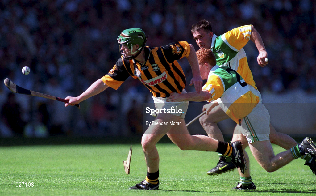 11 July 1999; Henry Shefflin of Kilkenny in action against Simon Whelahan of Offaly during the Guinness Leinster Senior Hurling Championship Final match between Kilkenny and Offaly at Croke Park in Dublin. Photo by Brendan Moran/Sportsfile