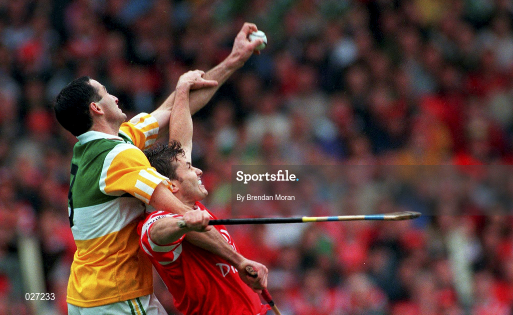 8 August 1999; Kevin Kinahan of Offaly in action against Kevin Murray of Cork during the Guinness All-Ireland Hurling Senior Championship Semi-Final match between Cork and Offaly at Croke Park in Dublin. Photo by Aoife Rice/Sportsfile