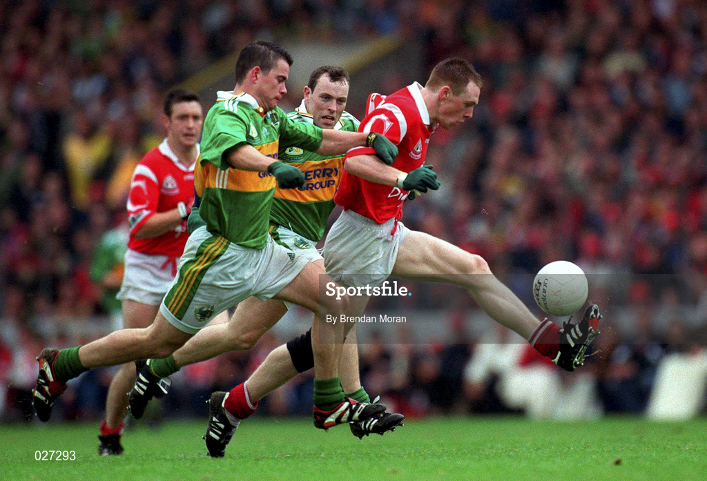 18 July 1999; Philip Clifford of Cork in action against Killian Burns, left, and Seamus Moynihan of Kerry during the Bank of Ireland Munster GAA Football Championship Final match between Cork and Kerry at Páirc Uí Chaoimh in Cork. Photo by Brendan Moran/Sportsfile