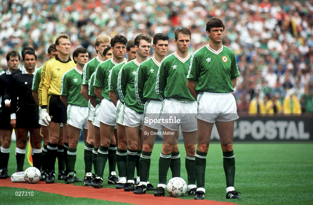22 May 1991; Republic of Ireland team stand for the National Anthem ahead of the International friendly match between Republic of Ireland and Chile at Lansdowne Road in Dublin. Photo by David Maher/Sportsfile