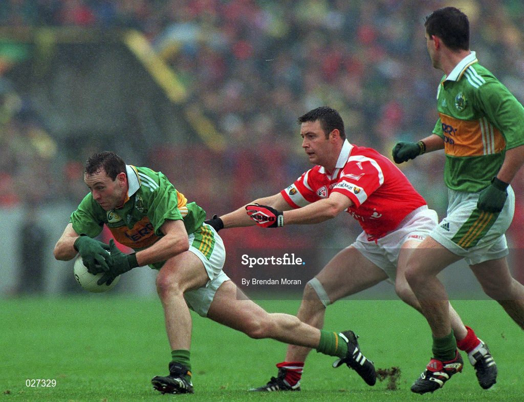 18 July 1999; Seamus Moynihan of Kerry  in action against Joe Kavanagh of Cork during the Bank of Ireland Munster GAA Football Championship Final match between Cork and Kerry at Páirc Uí Chaoimh in Cork. Photo by Brendan Moran/Sportsfile