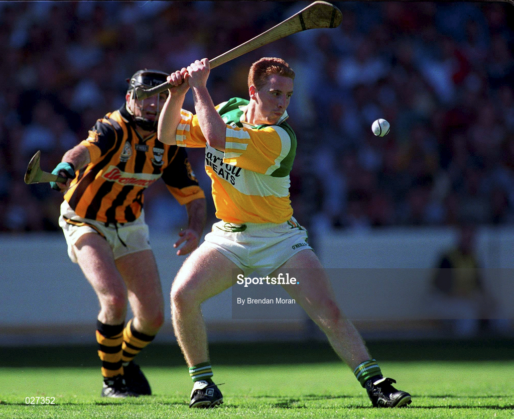 11 July 1999; Simon Whelahan of Offaly in action against DJ Carey Kilkenny during the Guinness Leinster Senior Hurling Championship Final match between Kilkenny and Offaly at Croke Park in Dublin. Photo by Brendan Moran/Sportsfile