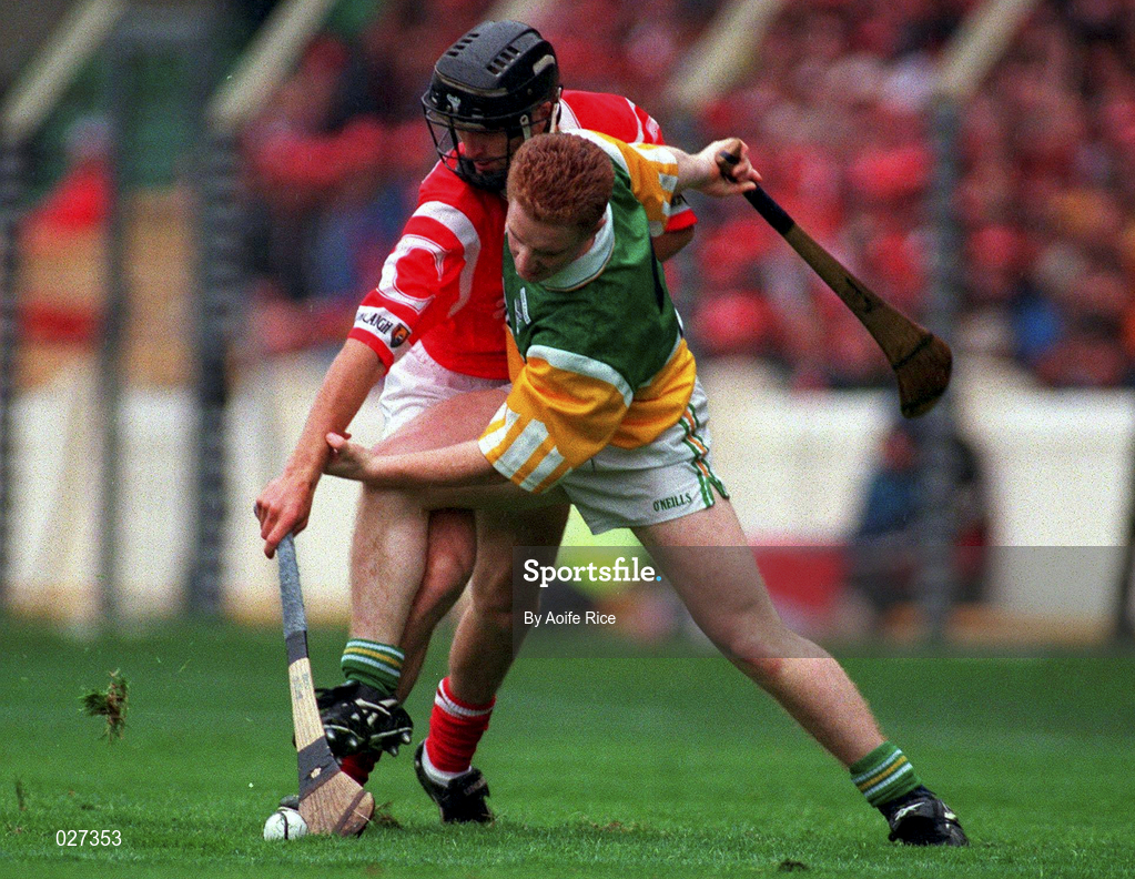 8 August 1999; Simon Whelahan of Offaly in action against Ben O'Connor of Cork during the Guinness All-Ireland Hurling Senior Championship Semi-Final match between Cork and Offaly at Croke Park in Dublin. Photo by Aoife Rice/Sportsfile