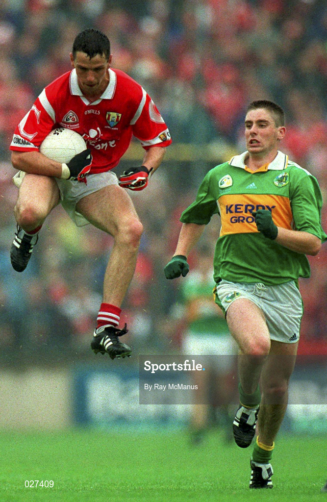 18 July 1999; Michael O'Sullivan of Cork in action against Dara O'Sé of Kerry during the Bank of Ireland Munster GAA Football Championship Final match between Cork and Kerry at Páirc Uí Chaoimh in Cork. Photo by Ray McManus/Sportsfile