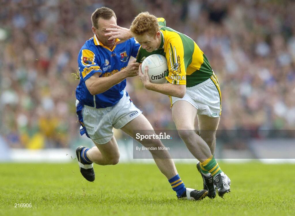 29 July 2006; Colm Cooper, Kerry, in action against Cathal Conefrey, Longford. Bank of Ireland All-Ireland Senior Football Championship Qualifier, Round 4, Kerry v Longford, Fitzgerald Stadium, Killarney, Co. Kerry. Picture credit; Brendan Moran / SPORTSFILE