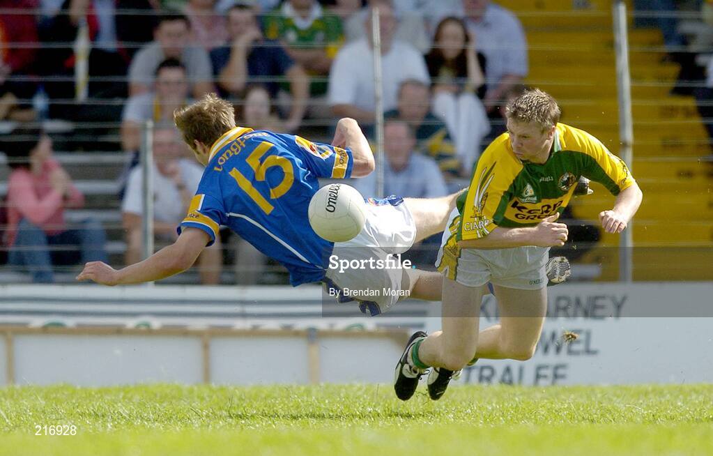 29 July 2006; Brian Kavanagh, Longford, in action against Tomas O Se, Kerry. Bank of Ireland All-Ireland Senior Football Championship Qualifier, Round 4, Kerry v Longford, Fitzgerald Stadium, Killarney, Co. Kerry. Picture credit; Brendan Moran / SPORTSFILE