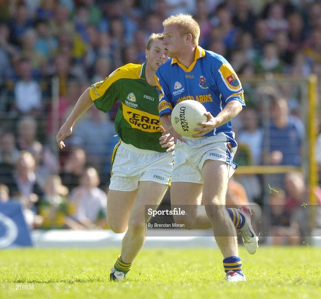29 July 2006; Padraig Berry, Longford, in action against Tomas O Se, Kerry. Bank of Ireland All-Ireland Senior Football Championship Qualifier, Round 4, Kerry v Longford, Fitzgerald Stadium, Killarney, Co. Kerry. Picture credit; Brendan Moran / SPORTSFILE