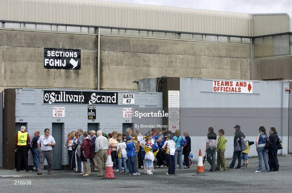 29 July 2006; Longford and Kerry fans queue up outside the turnstiles before the game. Bank of Ireland All-Ireland Senior Football Championship Qualifier, Round 4, Kerry v Longford, Fitzgerald Stadium, Killarney, Co. Kerry. Picture credit; Brendan Moran / SPORTSFILE