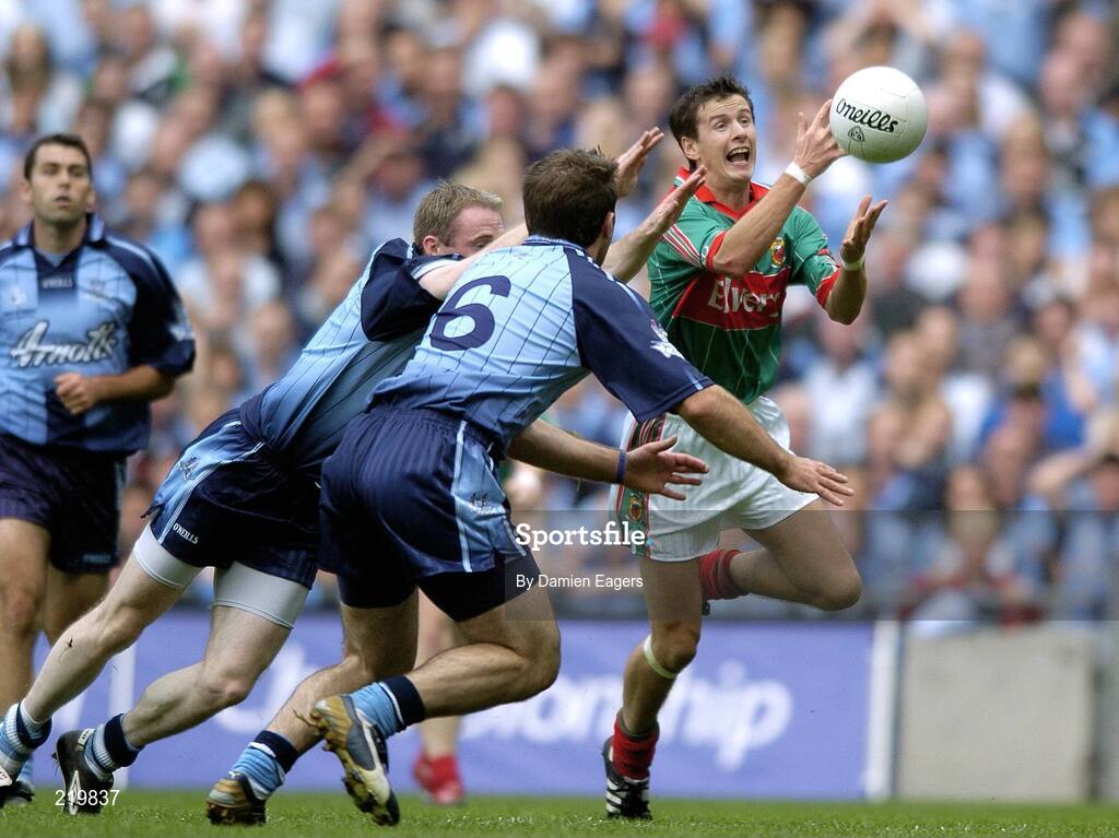 27 August 2006; Aidan Higgins, Mayo, in action against Dublin's Coman Goggins and Bryan Cullen, 6. Bank of Ireland All-Ireland Senior Football Championship Semi-Final, Dublin v Mayo, Croke Park, Dublin. Picture credit; Damien Eagers / SPORTSFILE